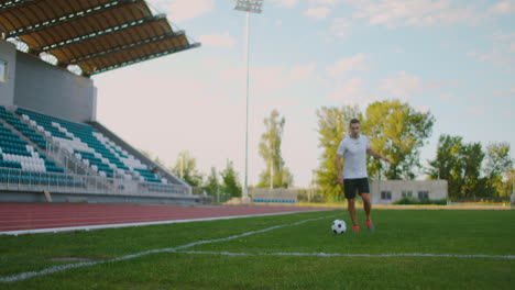 Fußballspieler-Im-Dramatischen-Spiel-Während-Eines-Fußballspiels-In-Einem-Professionellen-Outdoor-Fußballstadion.-Die-Spieler-Tragen-Eine-Uniform-Ohne-Markenzeichen.-Stadion-Und-Publikum